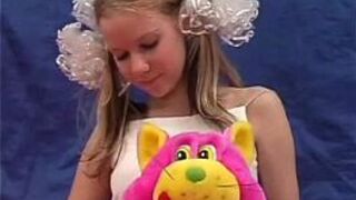 Cute teen fingers her pussy - porn video